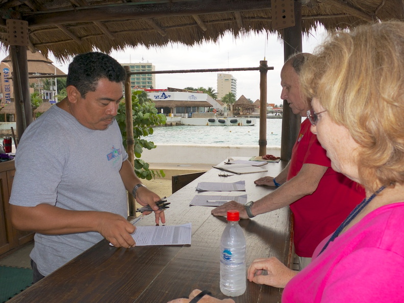 Registering for the Dives at Dive House IMG_4387.jpg